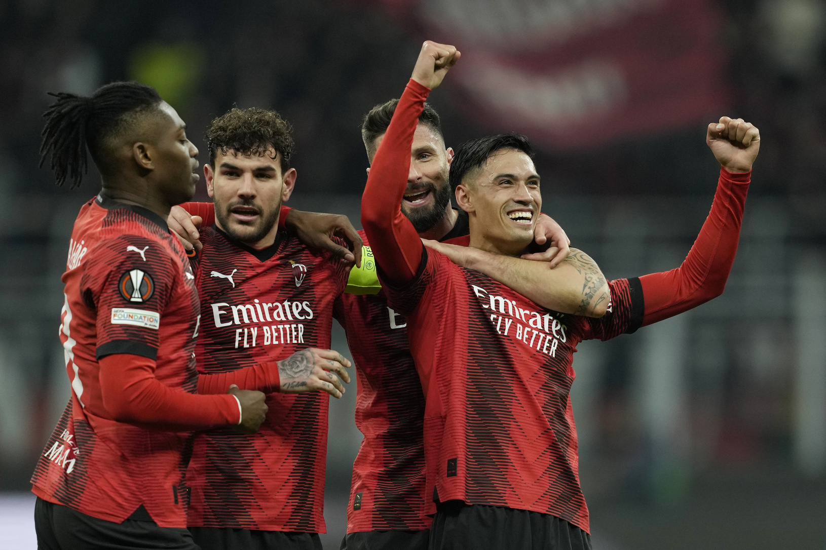 Hráči AC Miláno oslavujú