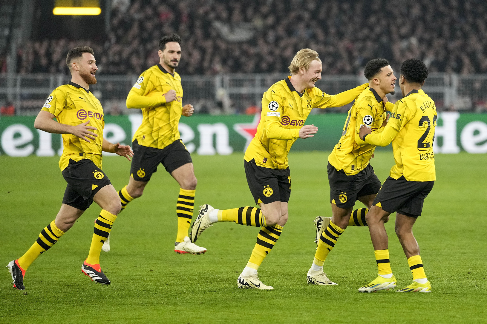 Hráči Borussie Dortmund oslavujúci