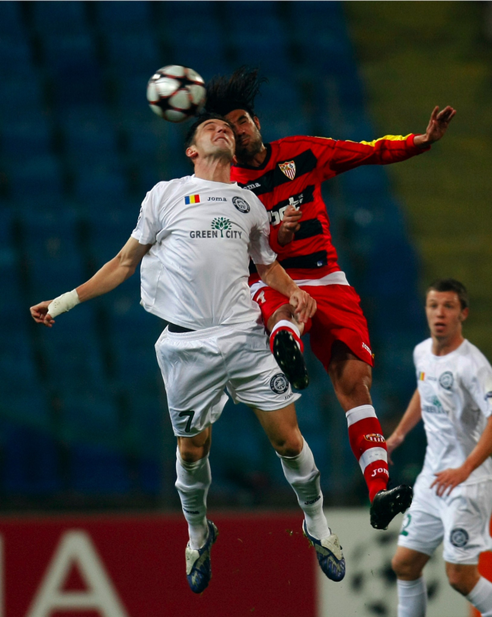 Sergio Sanchez v hlavičkovom