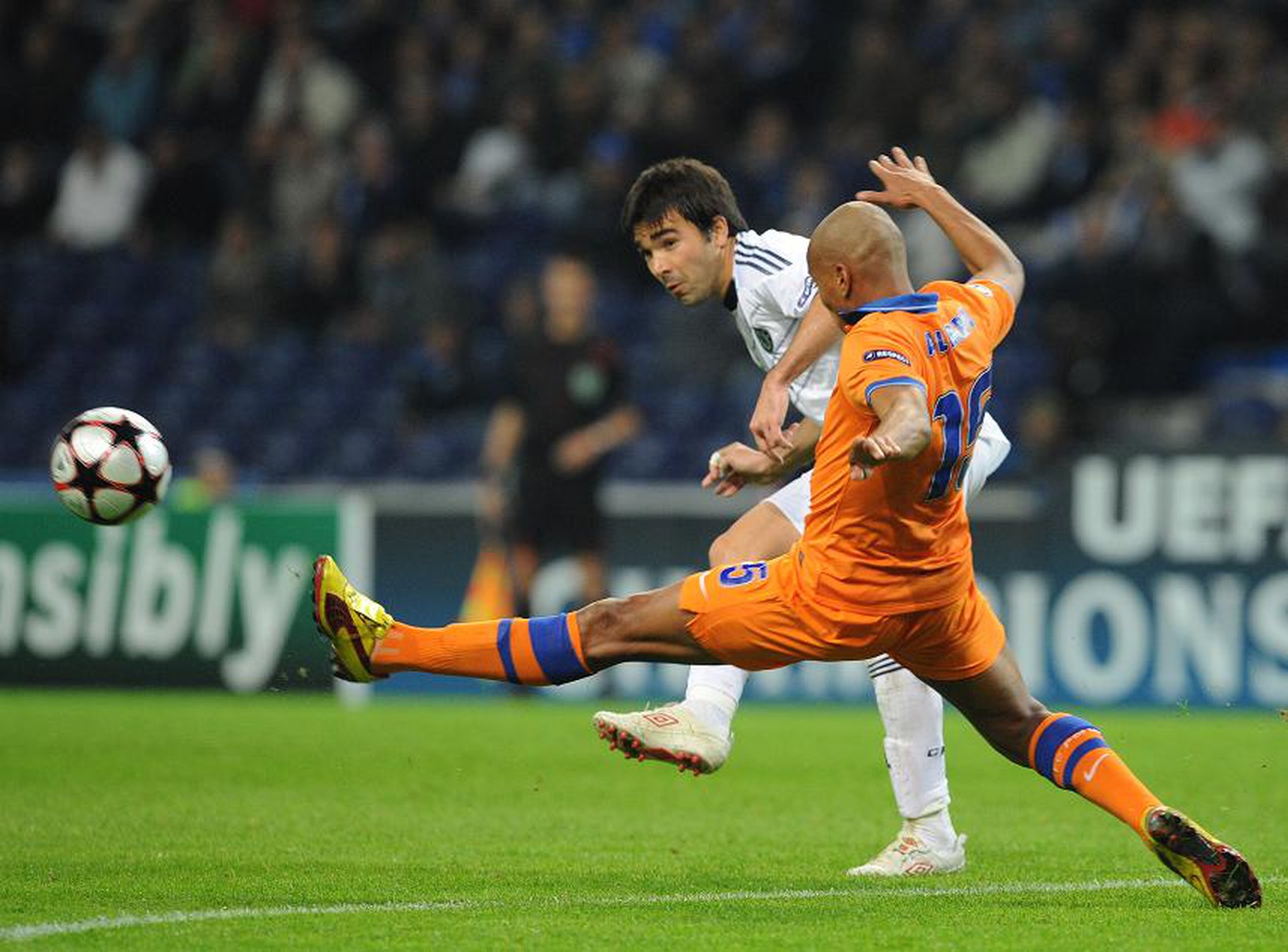 Alvaro Pereira bráni Deca