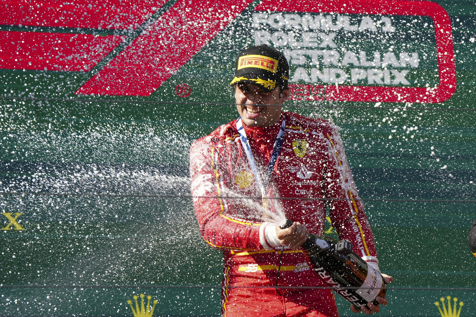 Carlos Sainz strieka šampanským