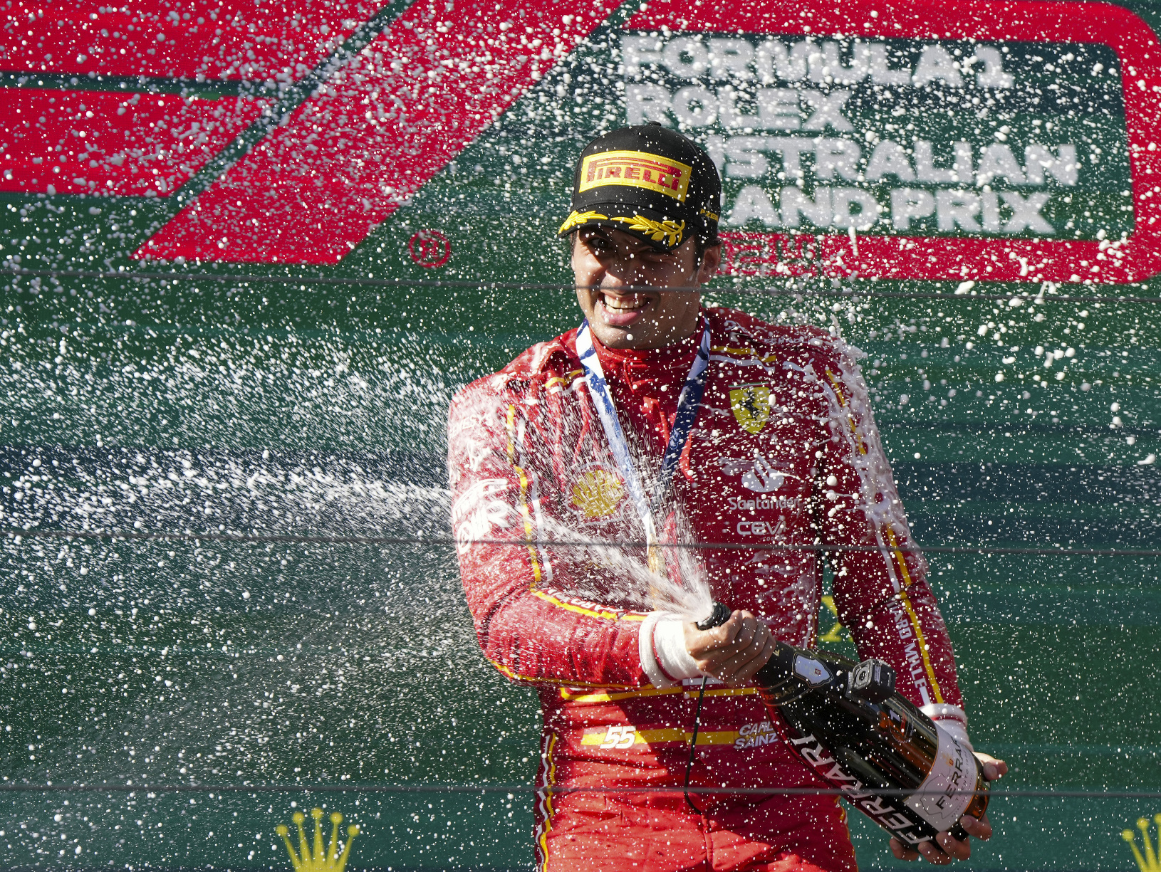 Carlos Sainz strieka šampanským