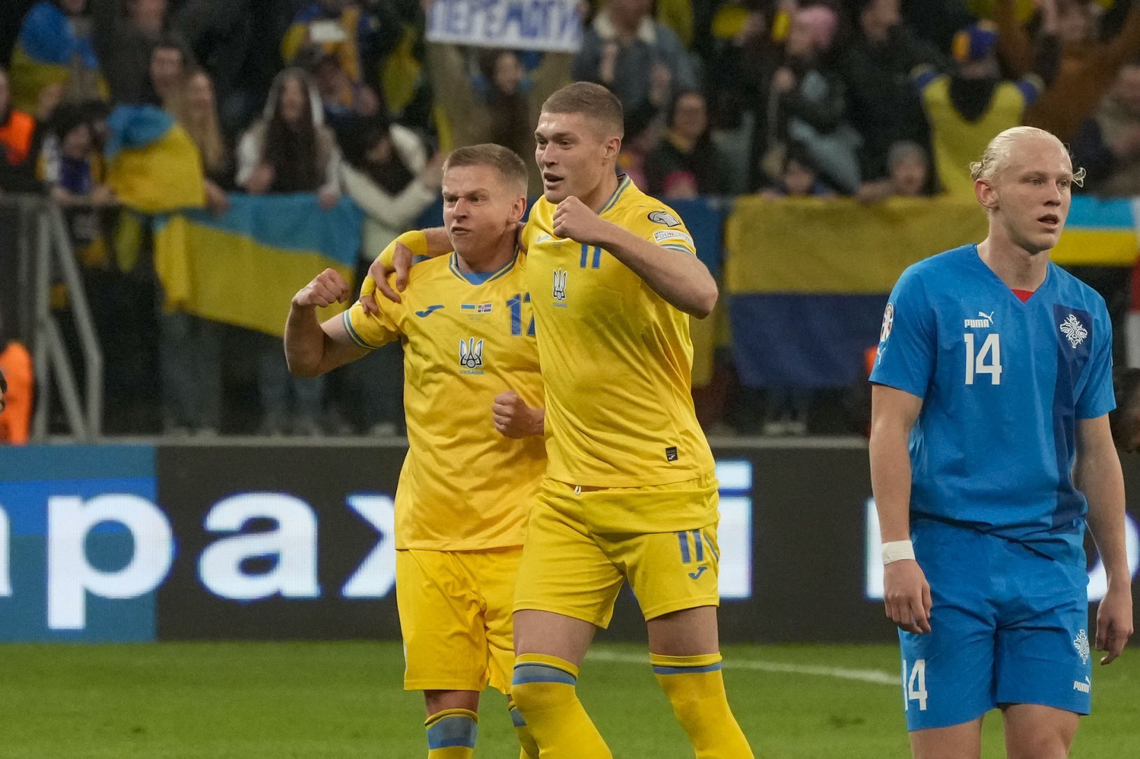 Hráči Ukrajiny oslavujú gól