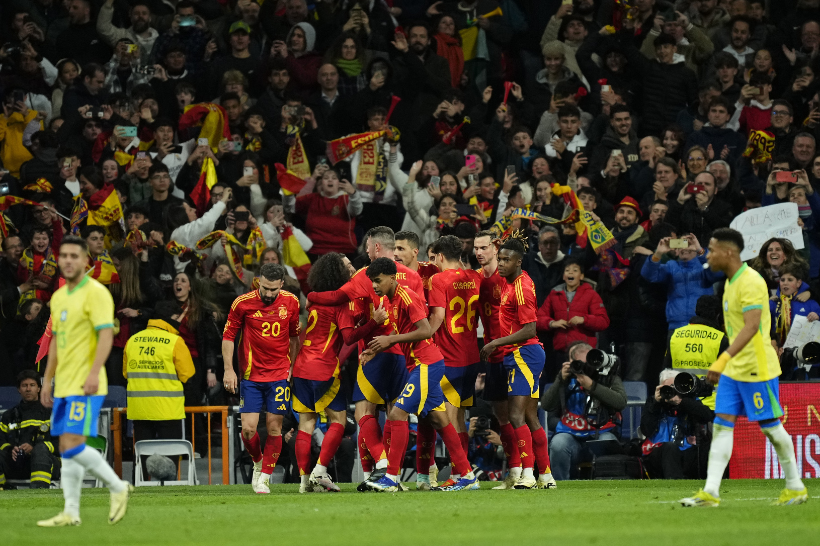 Španieli oslavujú gól Rodriho