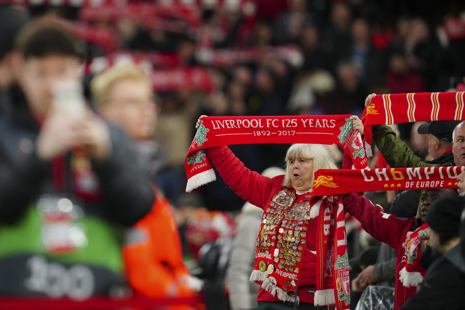 Futbaloví fanúšikovia Liverpoolu povzbudzujú