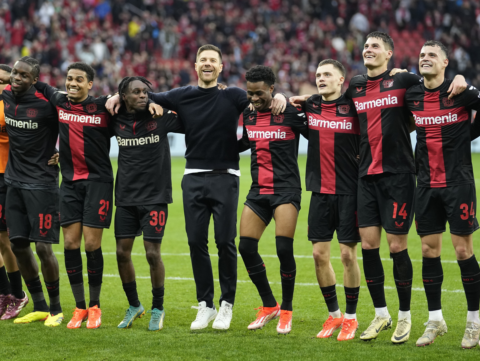 Hráči Leverkusenu oslavujú triumf,