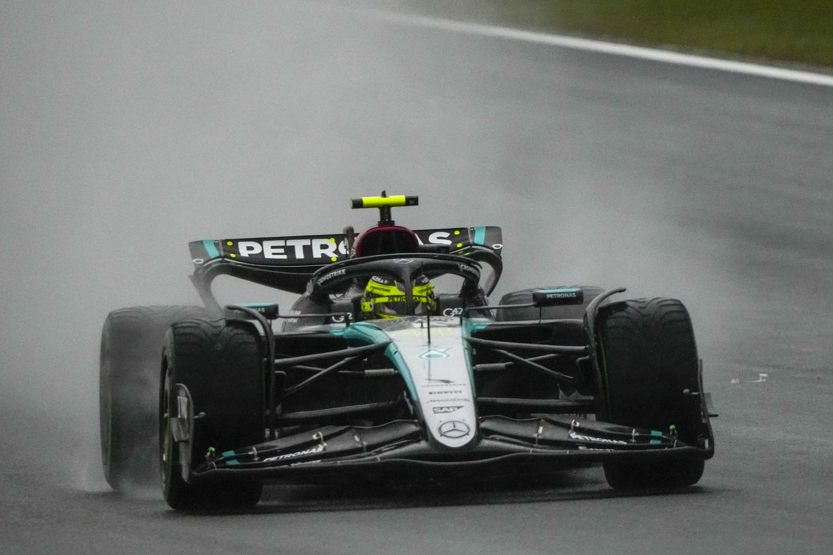 Lewis Hamilton počas daždivej
