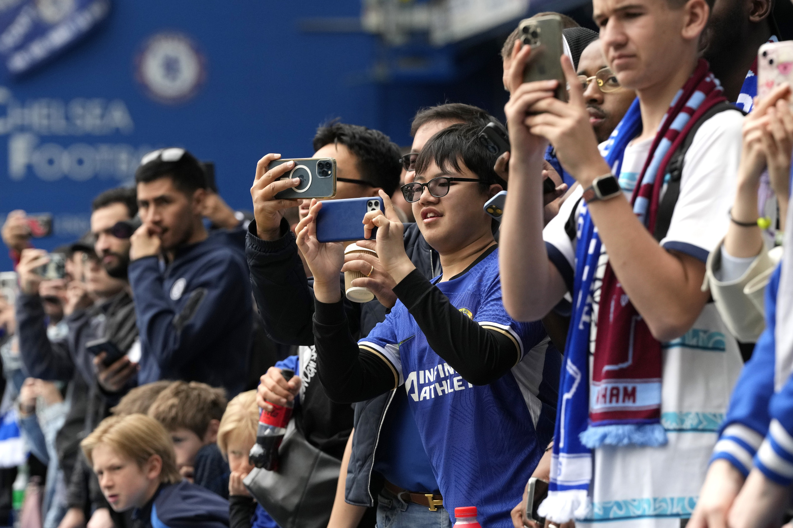 Futbaloví fanúšikovia fotia mobilnými