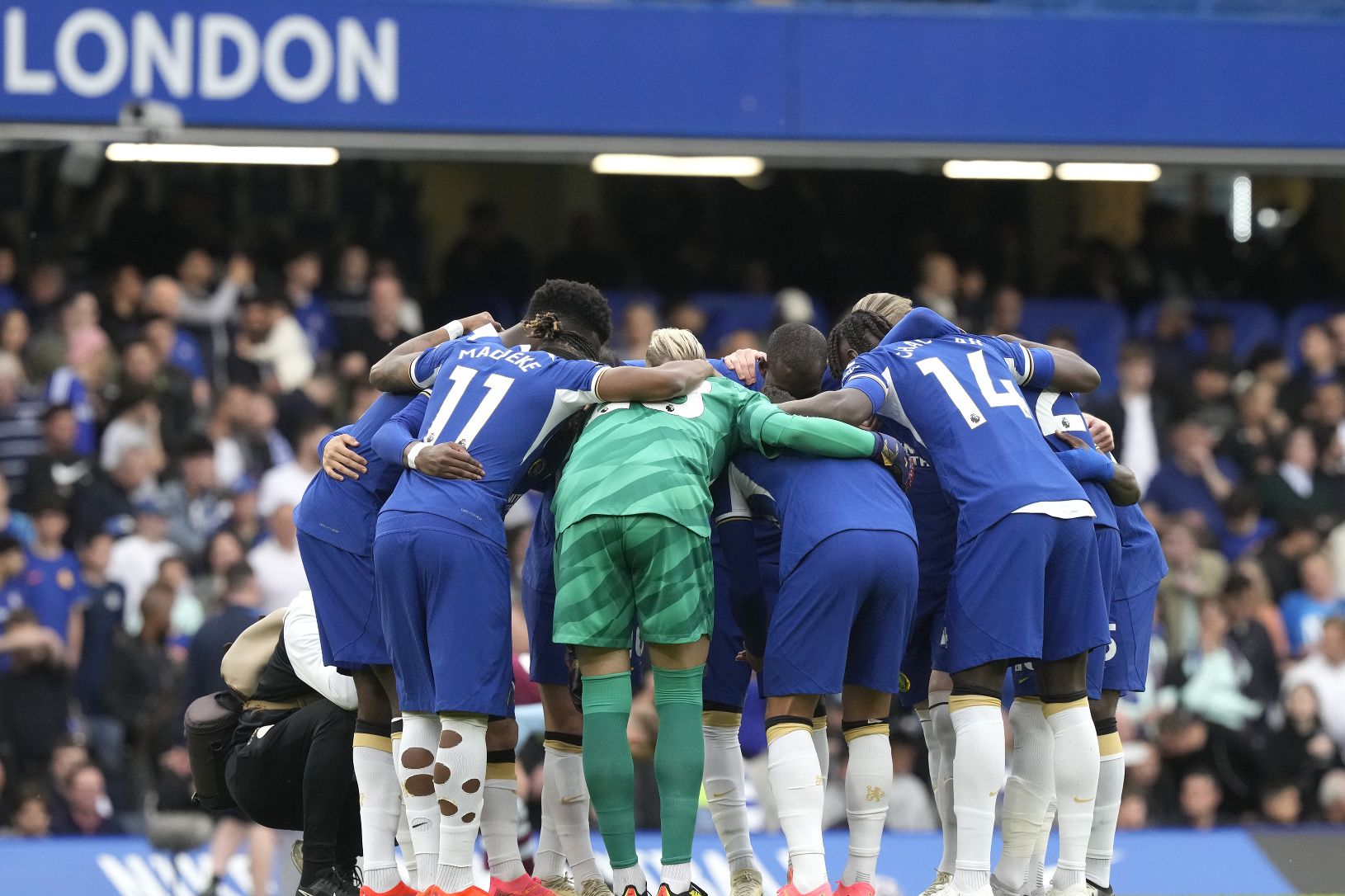 Futbalisti Chelsea Londýn stoja