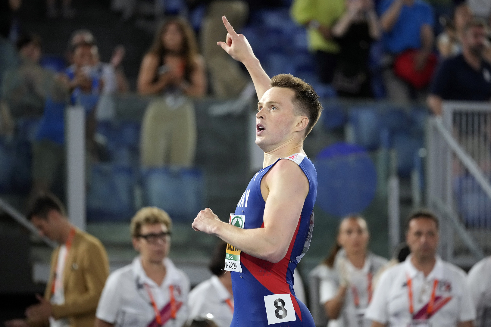 Karsten Warholm oslavuje zisk