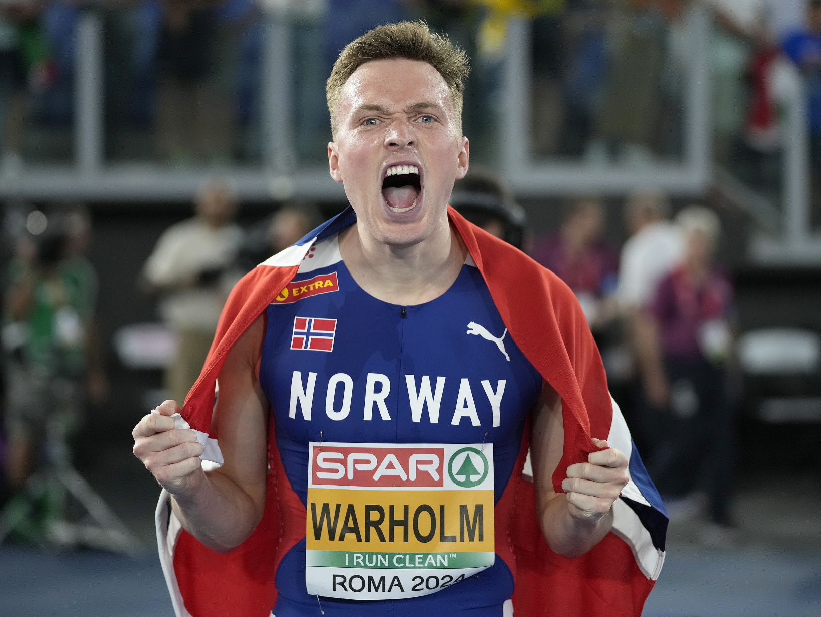 Karsten Warholm oslavuje zisk
