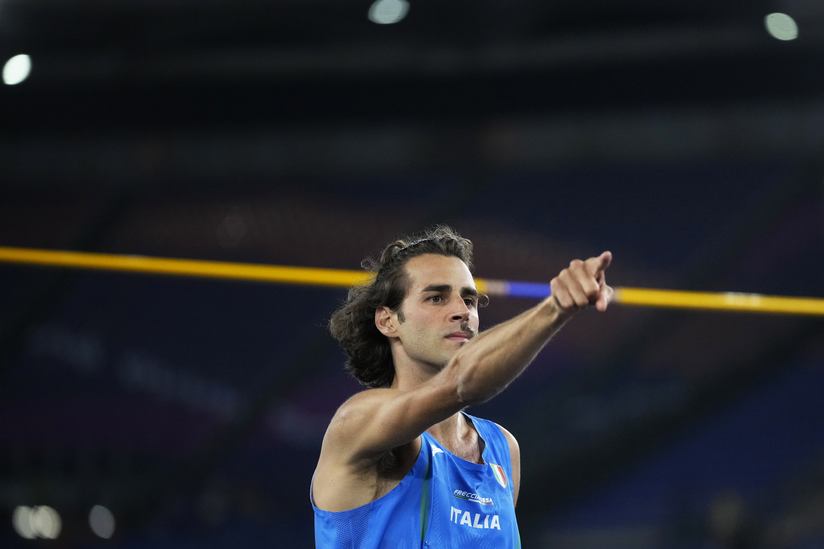 Gianmarco Tamberi oslavuje zisk