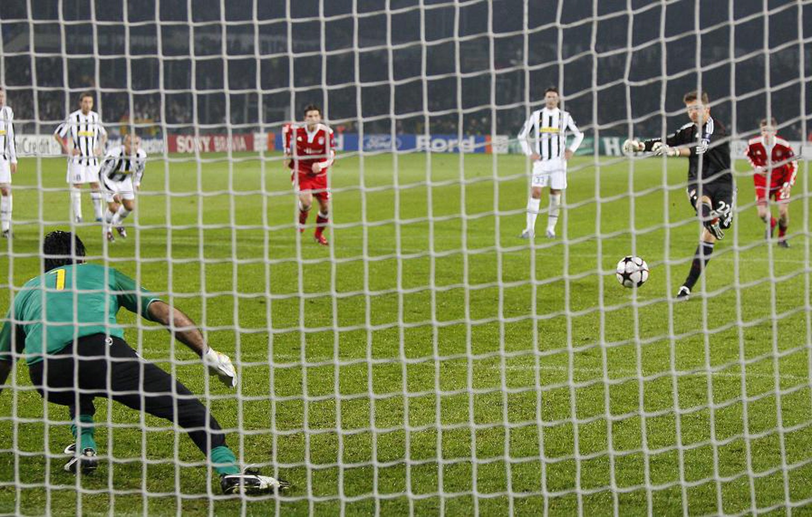 Gianluigi Buffon prekonaný Hans-Jorgom