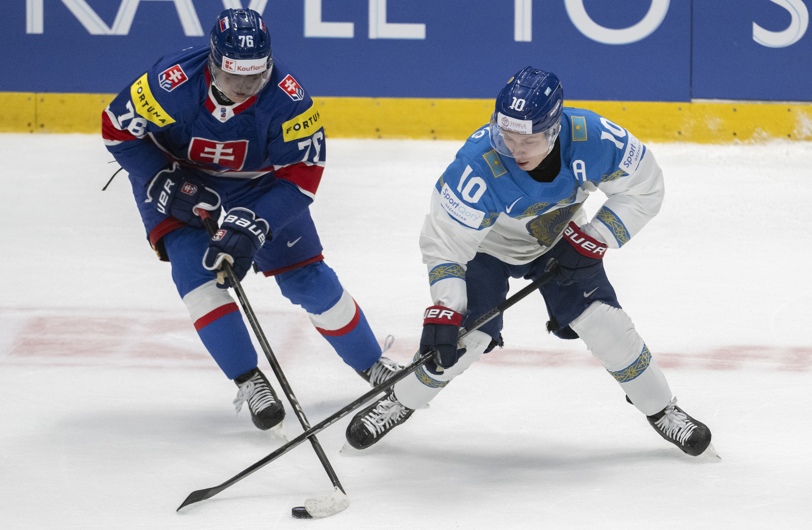 Vľavo slovenský hokejista Martin