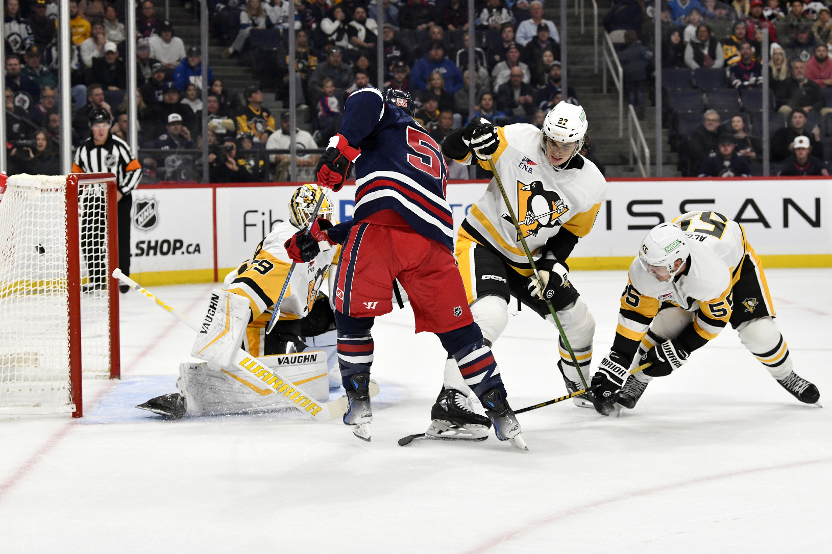 Mark Scheifele (Winnipeg) strieľa