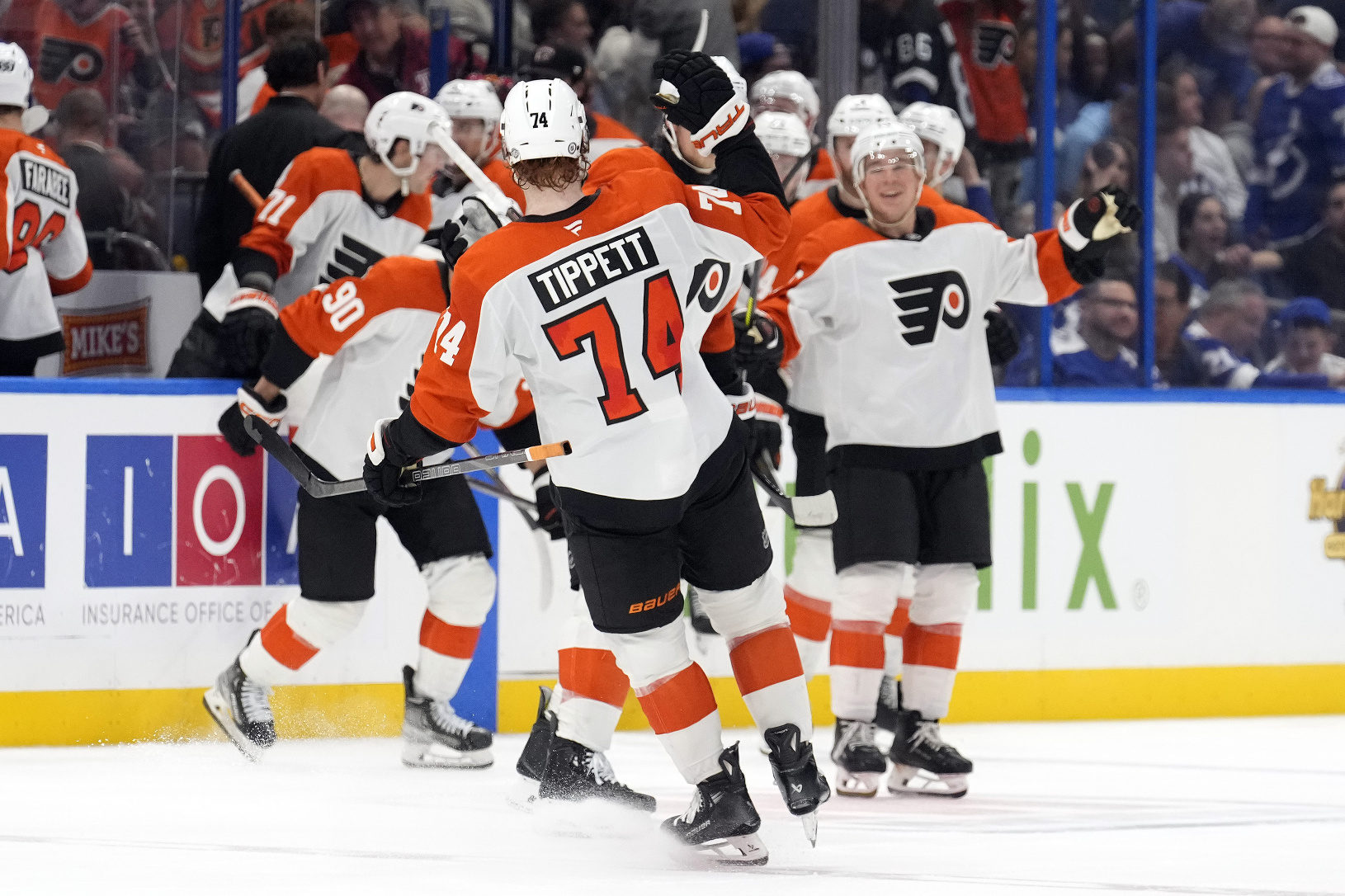 Hokejisti Philadelphie Flyers oslavujú