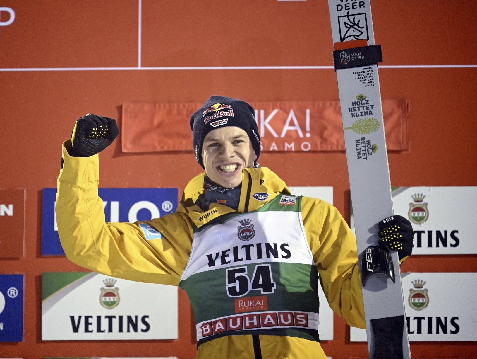 Oslavujúci víťaz Andreas Wellinger
