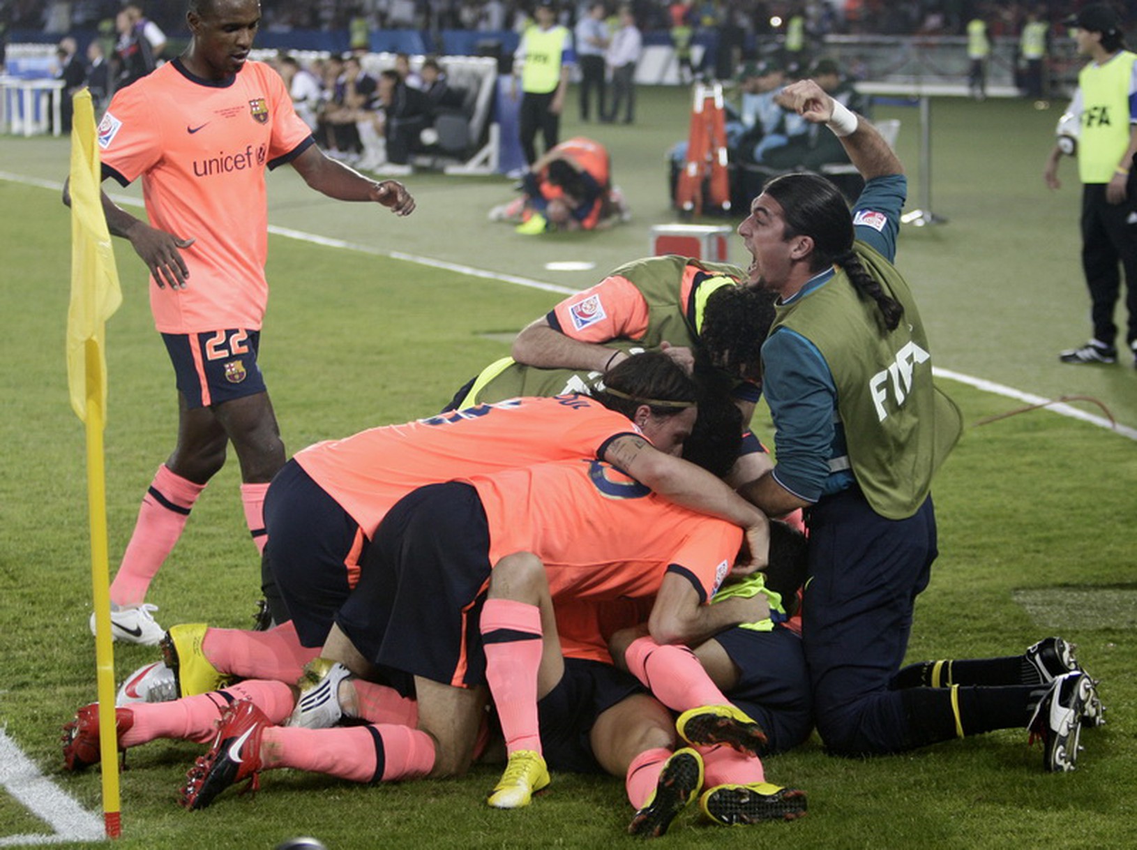 Pedro pod hráčmi Barcelony