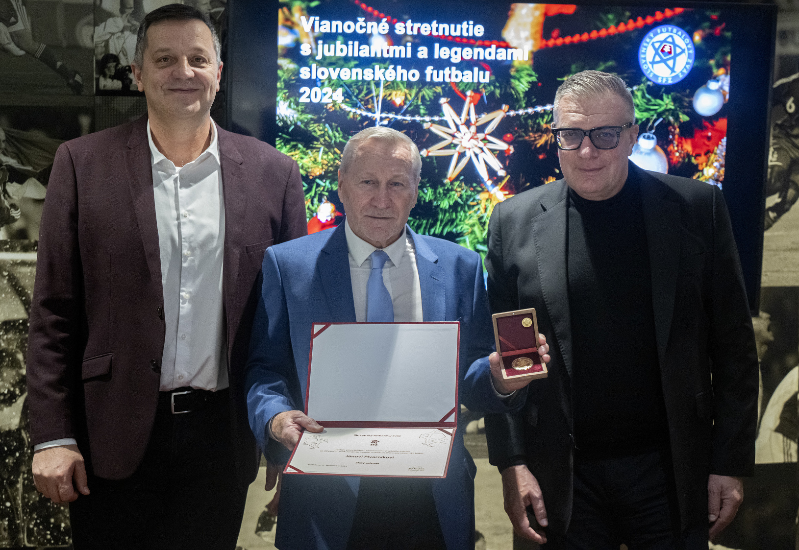 Zľava sekretár SFZ Peter