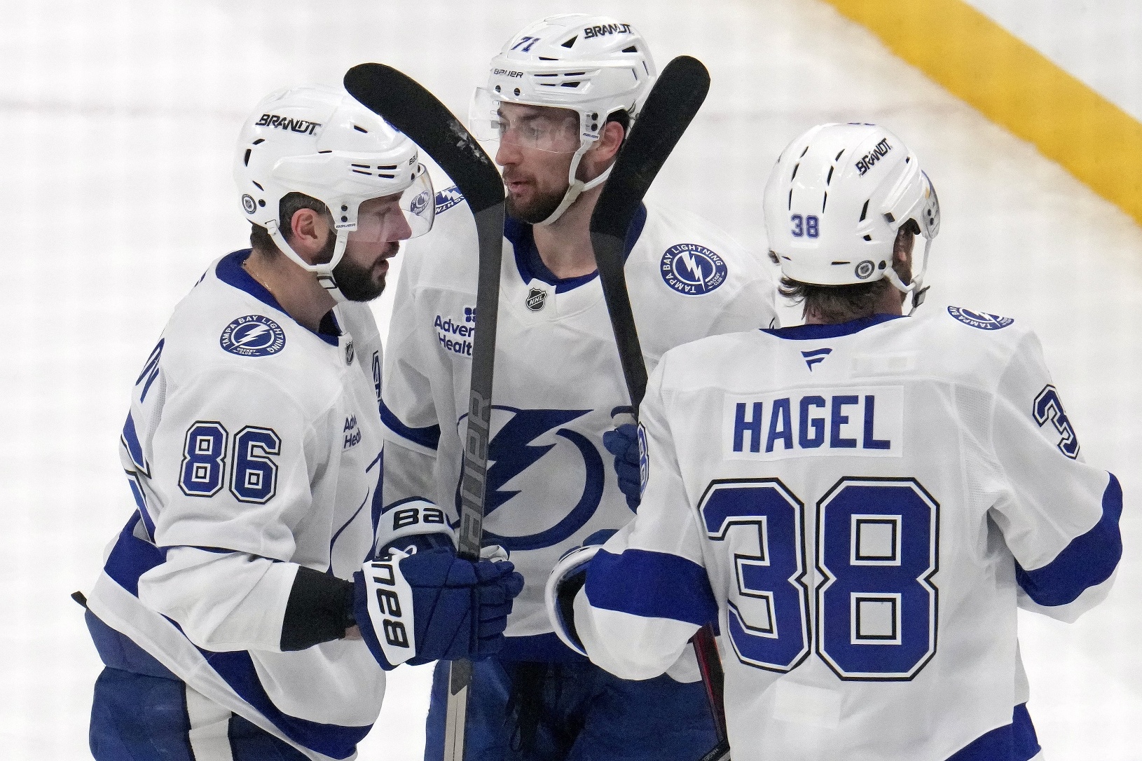 Nikita Kucherov (86) oslavuje