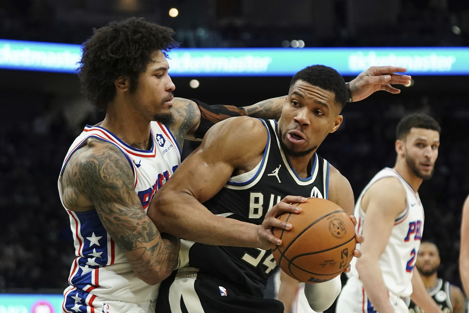 Giannis Antetokounmpo (s loptou)