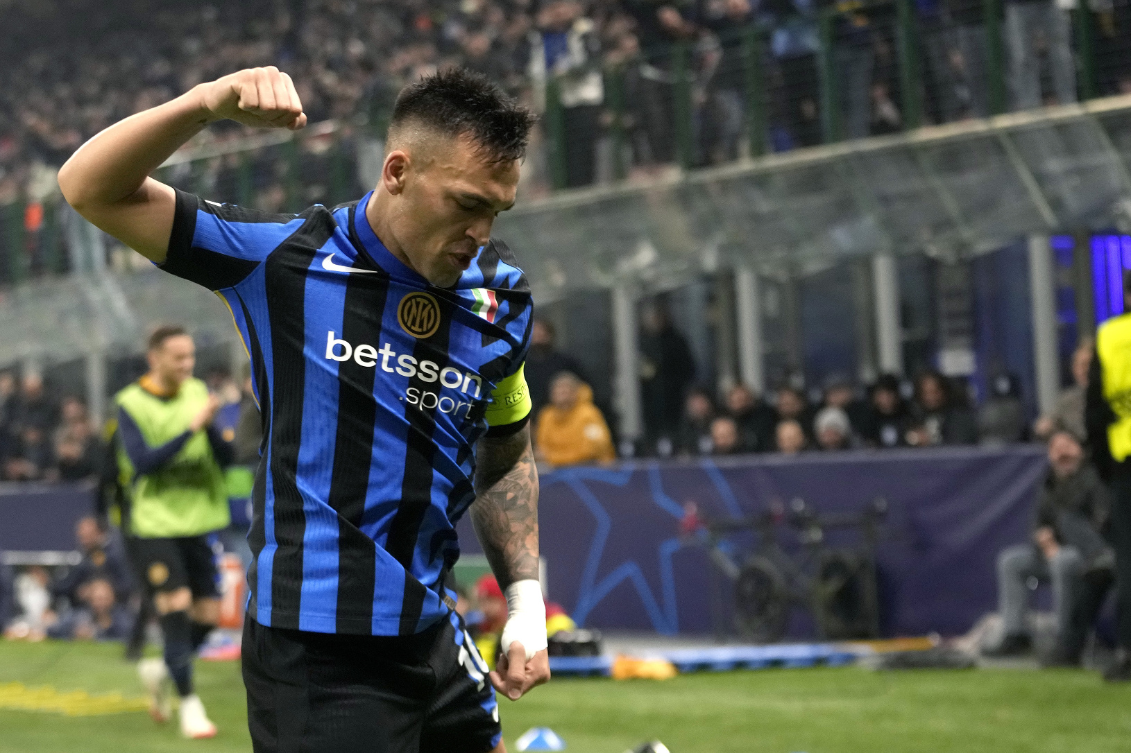 Lautaro Martínez a