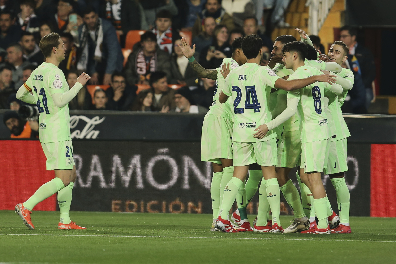 Hráči FC Barcelona oslavujú