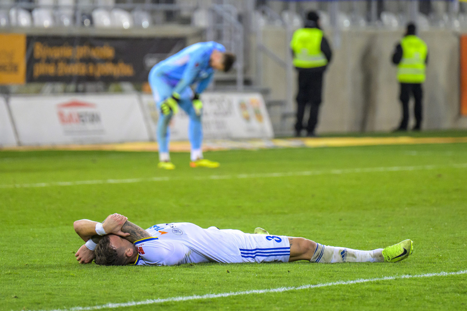 Na snímke smútok futbalistov