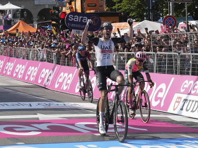 Americký cyklista Brandon McNulty oslavuje v cieli  po tom, ako triumfoval v  15. etape cyklistických pretekov Giro d´Italia