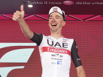 Americký cyklista Brandon McNulty oslavuje na pódiu triumf v  15. etape cyklistických pretekov Giro d´Italia