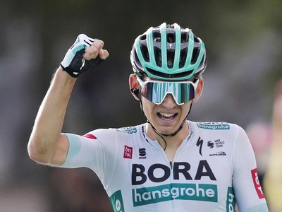 Nemecký cyklista Lennard Kämna sa teší v cieli z víťazstva v 16. etape