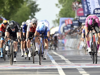 Talian Alberto Dainese  z tímu DMS sa teší po víťazstve v 17. etape cyklistických pretekov Giro d´Italia