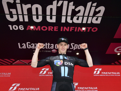Talian Alberto Dainese  z tímu DMS sa teší po víťazstve v 17. etape cyklistických pretekov Giro d´Italia