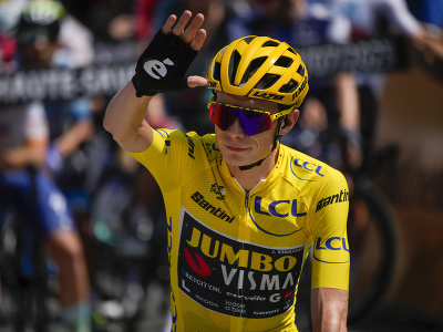 Na snímke dánsky cyklista Jonas Vingegaard v žltom drese vedúceho pretekára pred štartom 17. etapy 110. ročníka cyklistických pretekov Tour de France 