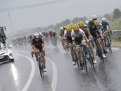 Cyklisti počas 2. etapy Tour de France 2015