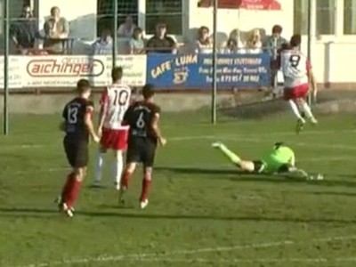Futbalisti rakúskeho klubu ATSV Stadl-Paura sa pri zahrávaní pokutového kopu poriadne strápnili