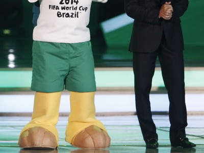 Maskot Fuleco a brazílska legenda Bebeto počas slávnostného žrebovania skupín na svetový šampionát 2014 v Brazílii
