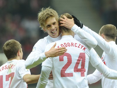 Lukasz Teodorczyk (24) so spoluhráčmi oslavuje svoj gól