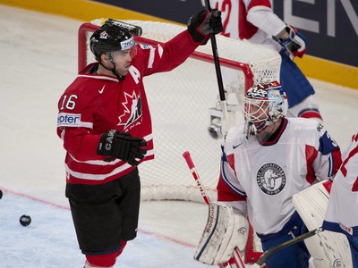 Andrew Ladd oslavuje svoj