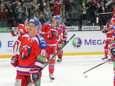 Hokejisti pražského Leva oslavujú