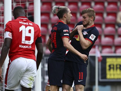 Timo Werner a Kevin Kampl oslavujú gól Lipska