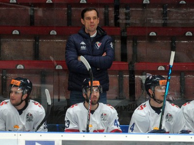 Hlavný tréner HC Slovan Bratislava Marián Bažány (hore) počas zápasu