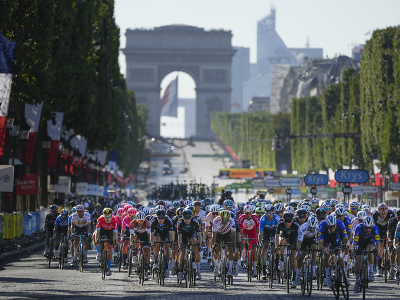Cyklisti počas 21. etapy Tour de France 2021