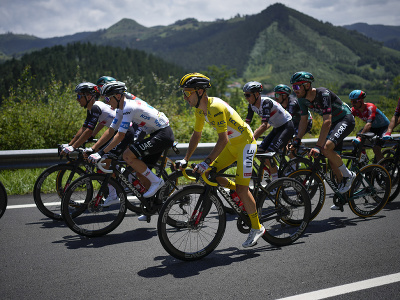 Cyklisti počas tretej etapy Tour de France 2023
