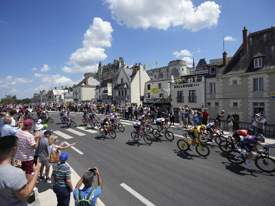 Cyklisti počas 6. etapy Tour de France 2021