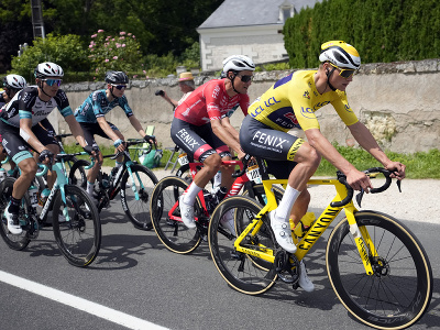Cyklisti počas 6. etapy Tour de France 2021