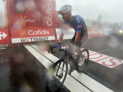 Na snímke austrálsky cyklista Jay Vine z tímu Alpecin-Deceuninck víťazí v 6. etape pretekov Vuelta a Espaňa z Bilbaa na vrchol Ascensión al Pico Jano