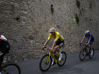 Cyklisti počas 7. etapy Tour de France 2021