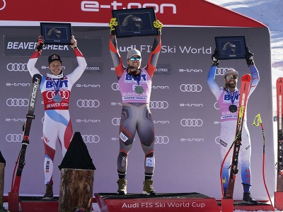 Na snímke uprostred nórsky lyžiar Alexander Aamodt Kilde oslavuje víťazstvo v super-G Svetového pohára
