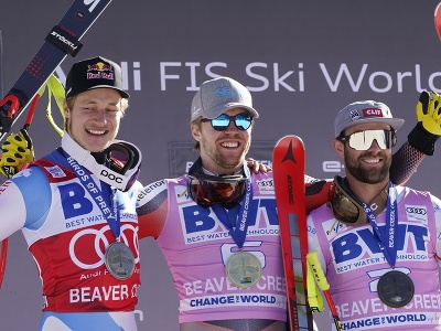 Na snímke uprostred nórsky lyžiar Alexander Aamodt Kilde oslavuje víťazstvo